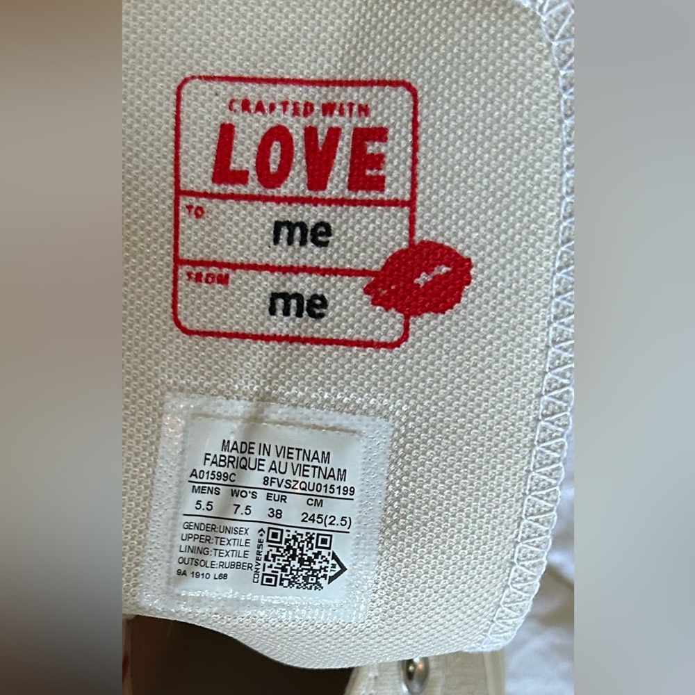 🌟 HP 🌟 Custom Women's Cream Converse High-Top Sneakers with Red Heart Accents - Picture 4 of 7